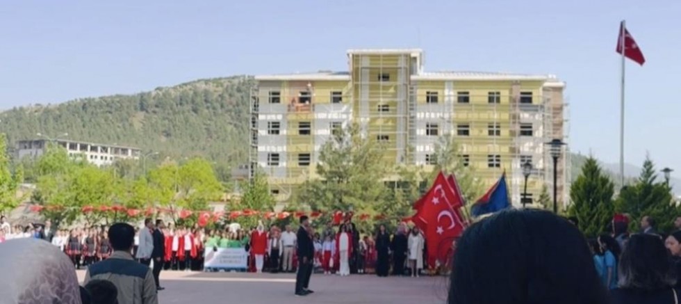 Gaziantep'te inşaat işçilerinin İstiklal Marşı duyarlılığı duygulandırdı