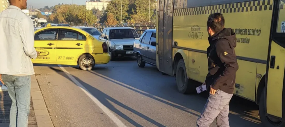 Gaziantep’te İpekyolu’nda korkutan kaza: Otobüsle taksi çarpıştı, yolcular panik yaşadı