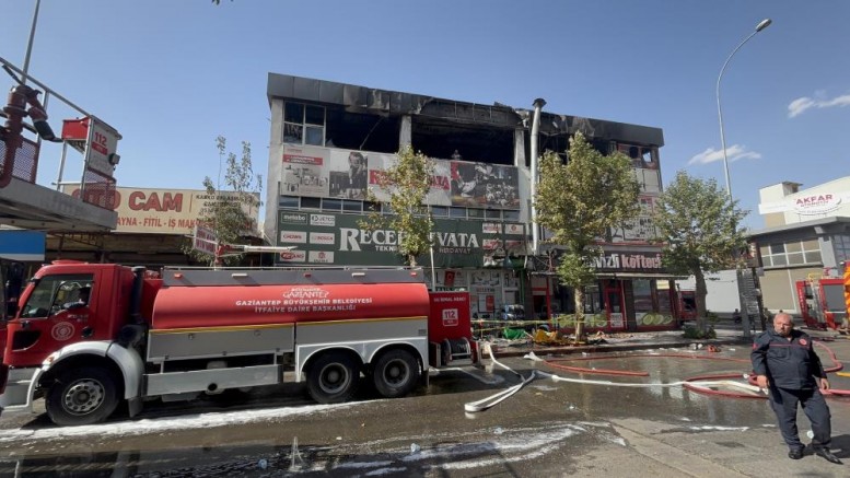 Gaziantep'te iş yerinde çıkan yangını itfaiye söndürdü