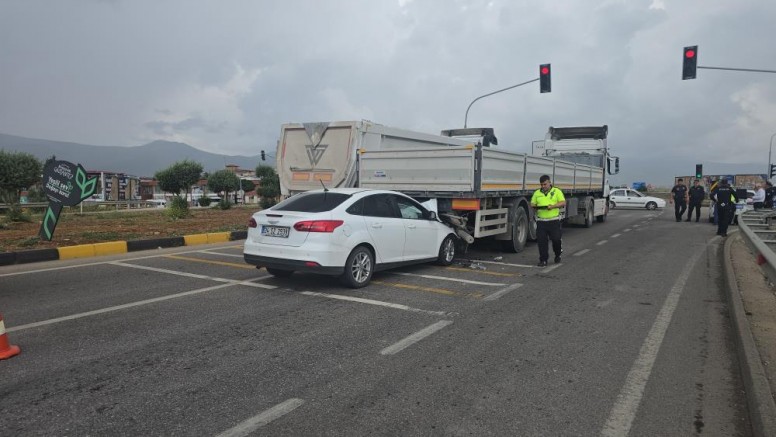 Gaziantep’te ışıkta bekleyen tıra çarpan otomobilin sürücüsü yaralandı