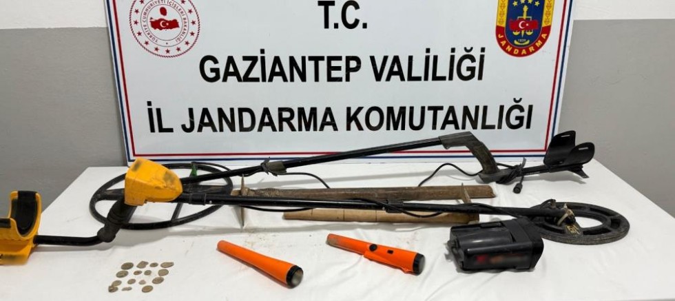 Gaziantep'te kaçak kazı yapan 2 şahıs suçüstü yakalandı: 15 adet tarihi sikke ele geçirildi