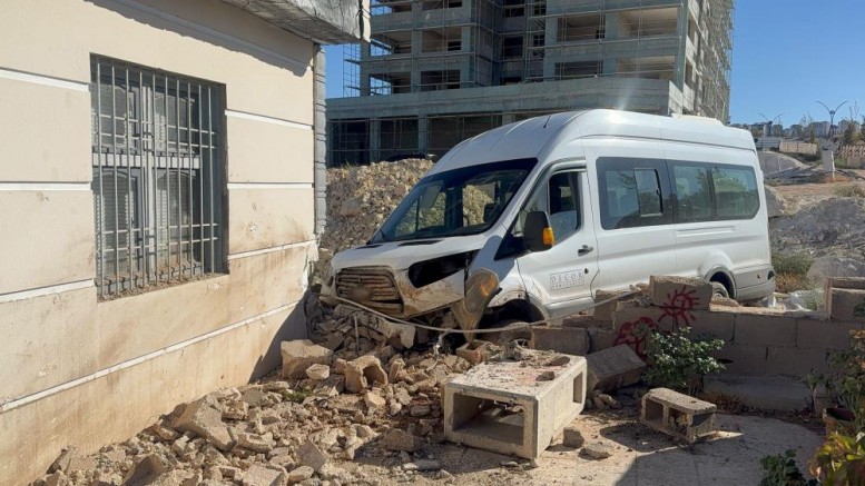 Gaziantep'te kazadan kaçmaya çalışan servis eve çarptı: 3 yaralı