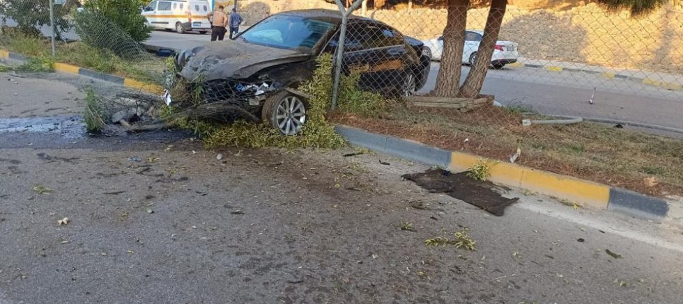 Gaziantep'te kontrolü kaybolan otomobil refüje çıktı: 1 yaralı