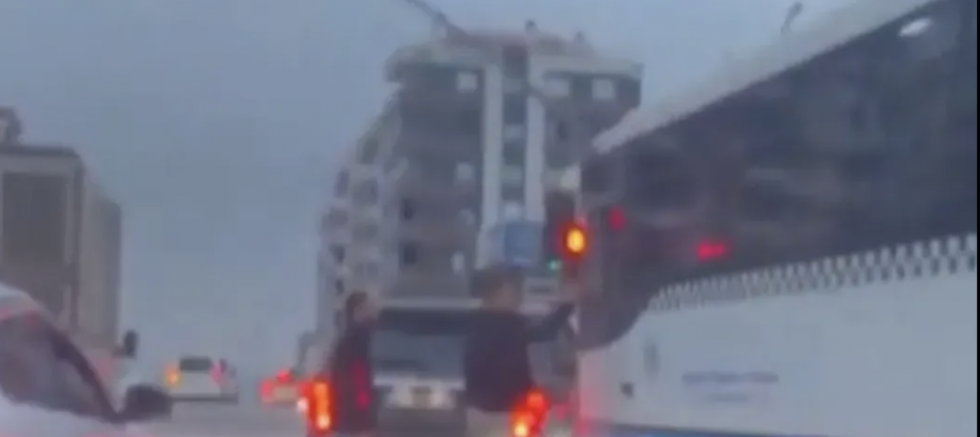 Gaziantep'te korku dolu anlar! Otobüsün önünü kestiler!