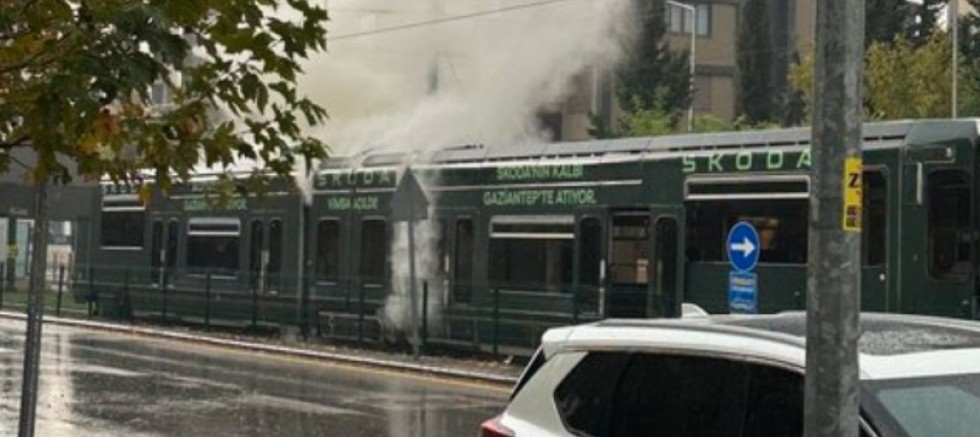  Gaziantep’te Korku Dolu Anlar: Yıldırım Tramvaya İsabet Etti!