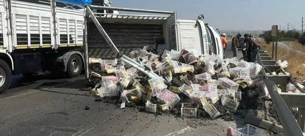 Gaziantep’te lastiği patlayan kamyonet yan yattı: 2 yaralı