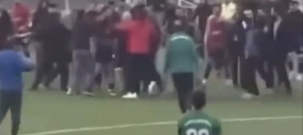 Gaziantep'te maçta utanç görüntüleri! Sahada meydan savaşı