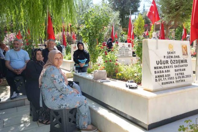 Gaziantep'te mezarlıklar ve şehitlikler Arefe günü doldu taştı