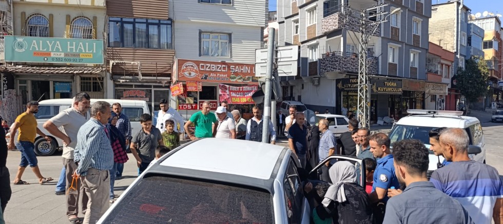 Gaziantep’te Otomobil Trafik Işıklarına Çarptı: 2 Yaralı