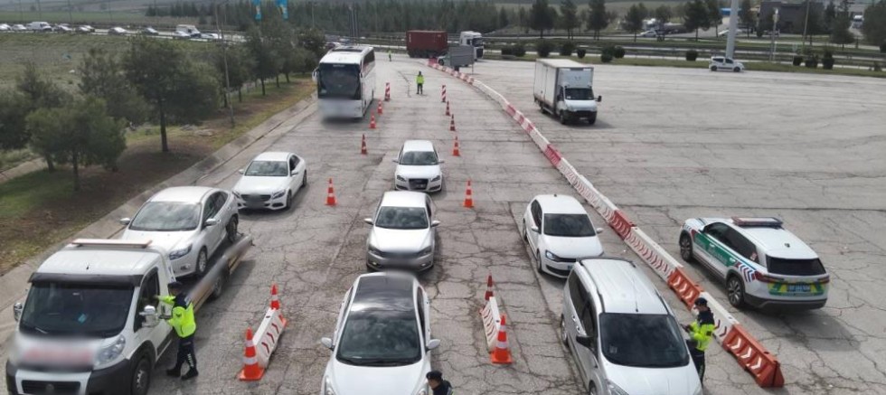 Gaziantep'te otoyolda kural ihlali yapan 99 araca 178 bin TL ceza
