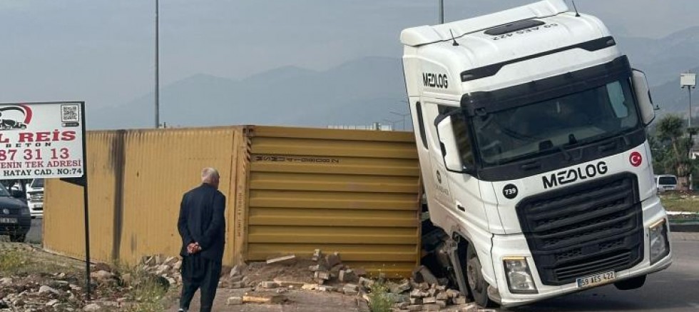 Gaziantep'te pamuk yüklü tırın dorsesi yan yattı
