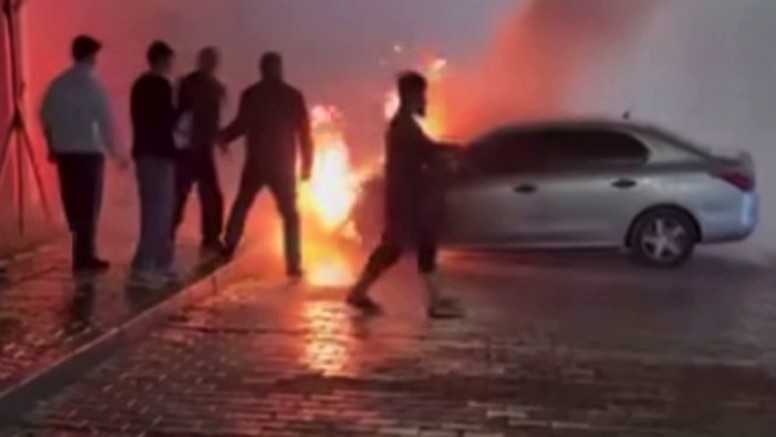 Gaziantep'te park halindeki otomobil alev alev yandı