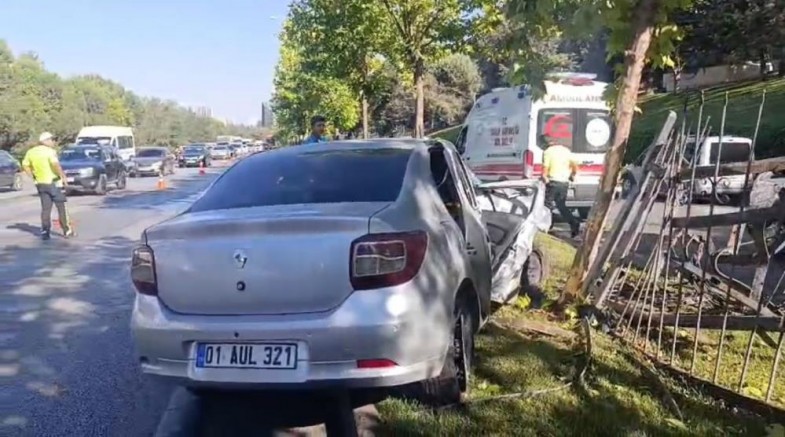 Gaziantep'te refüjdeki demirlere çarpan otomobilde 2 kişi yaralandı