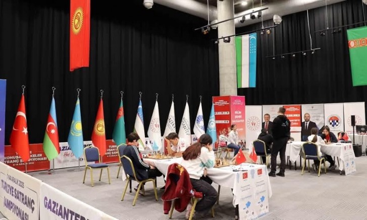 GAZİANTEP’TE SATRANÇ TARİHİNE GEÇEN ÇİFTE ŞAMPİYONA HEYECANI SÜRÜYOR