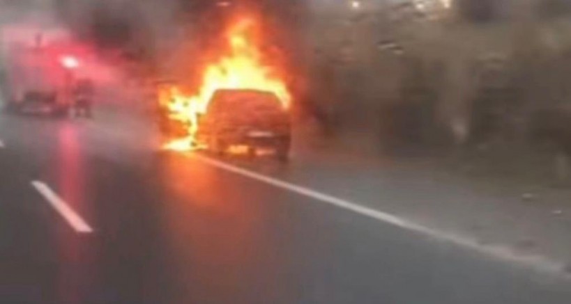 Gaziantep'te seyir halindeki araç alev alev yandı