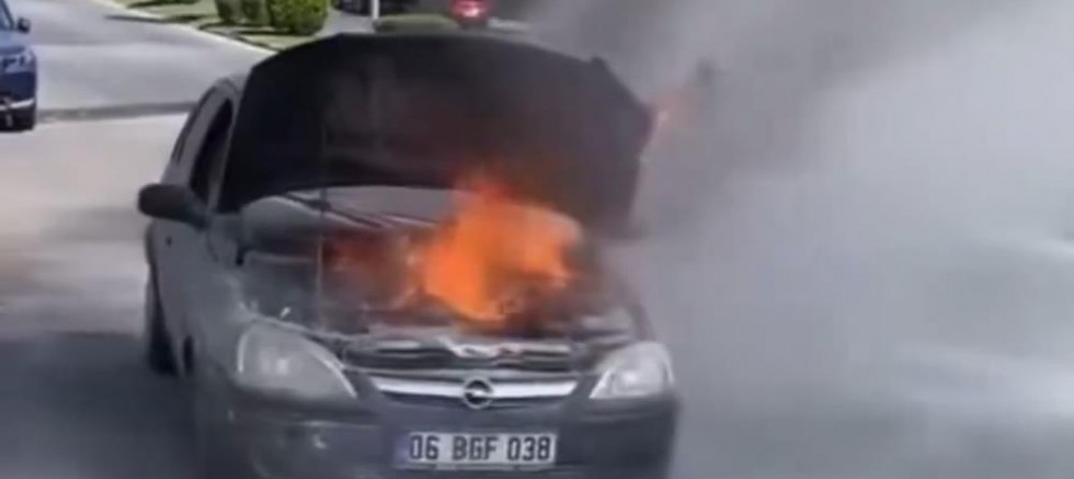 Gaziantep'te seyir halindeki otomobil alev aldı