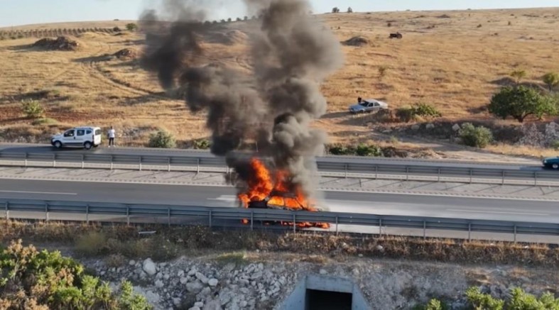 Gaziantep'te seyir halindeki otomobil alev topuna döndü: O anlar dron kamerasında