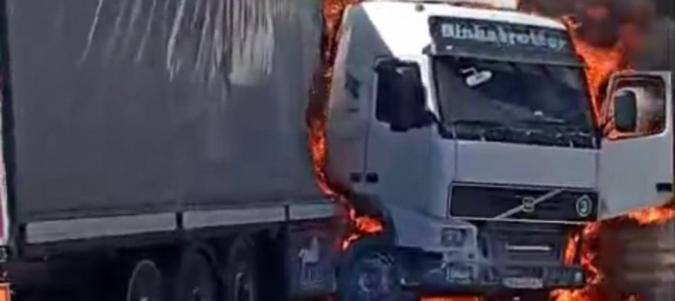 Gaziantep'te seyir halindeki tır alev aldı