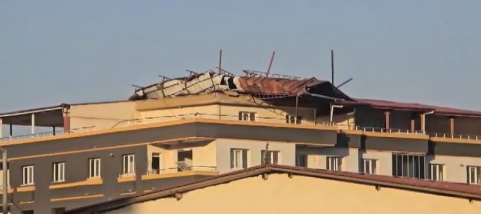 Gaziantep'te şiddetli fırtına hasarlı binanın çatısını uçurdu