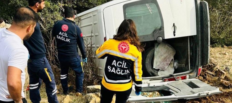 Gaziantep'te tarım işçilerini taşıyan minibüs şarampole uçtu: 1 ölü, 3 ağır yaralı