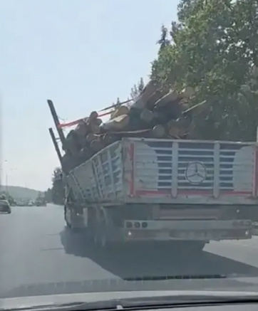 Gaziantep’te Tehlikeli Taşımacılık: Kereste Yüklü Araç Trafikte Tehlike Saçtı