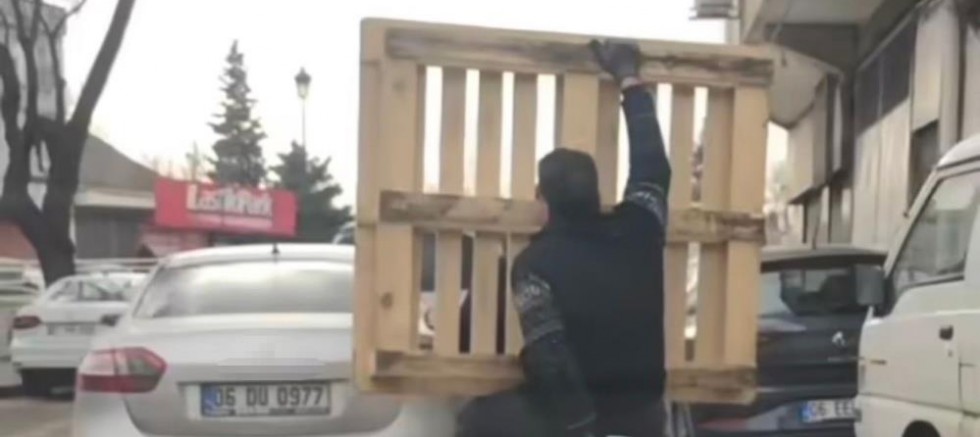 Gaziantep'te tehlikeli yolculuk: Motosiklet üzerinde palet taşıdı