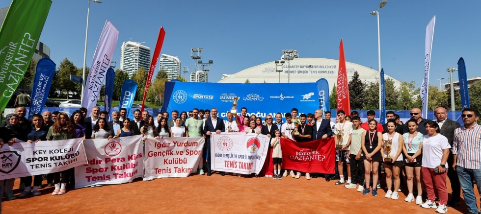 GAZİANTEP’TE TENİS ŞAMPİYONASINDA ÖDÜL TÖRENİ HEYECANI