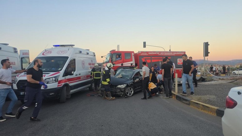 Gaziantep’te tır ile otomobil çarpıştı: Nişanlı çift yaralandı
