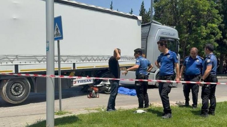 Gaziantep'te tırın altında kalan motosikletteki 2 kişi hayatını kaybetti