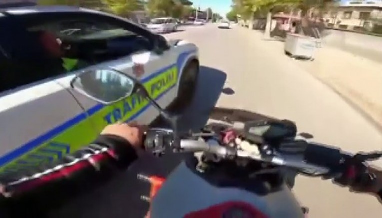 Gaziantep'te trafik kurallarını ihlal eden motosikletliyi polisler çarparak durdurdu