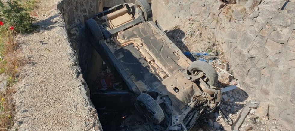 Gaziantep'te traktör ile çarpışan araç kanala uçtu: 4 yaralı