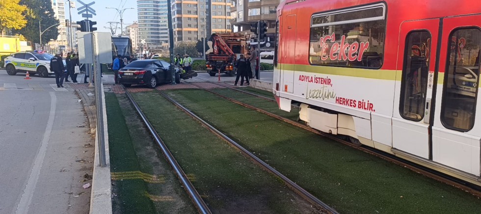 Gaziantep’te tramvay yoluna giren otomobil yürekleri ağza getirdi