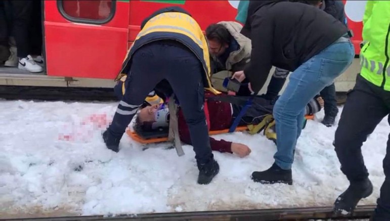 Gaziantep'te tramvayın çarptığı adam yaralandı