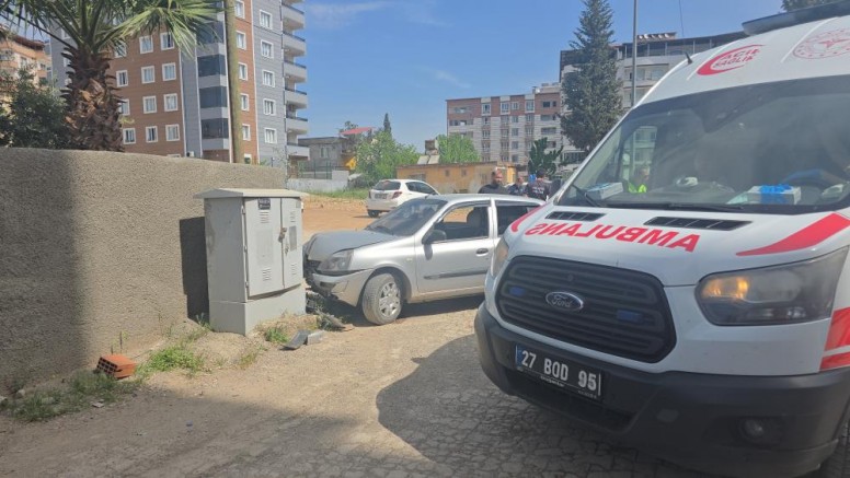 Gaziantep'te virajı alamayan otomobil duvara çarptı: 5 yaralı