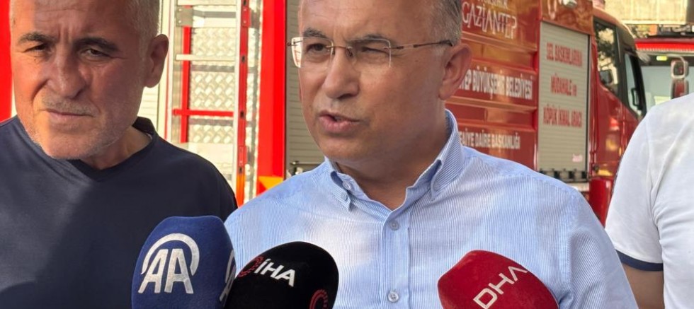 Gaziantep Valisi Çeber: "Yangını başka bir fabrikaya sirayet etmeden söndürmeye gayret ediyoruz"