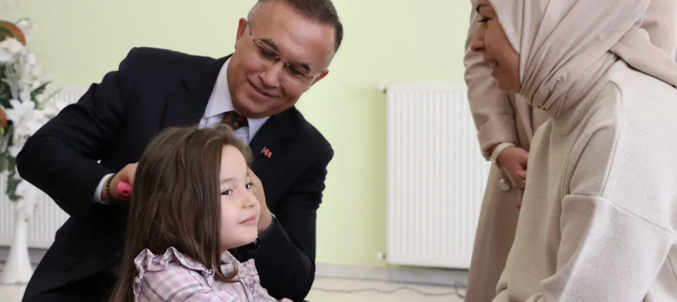 Gaziantep Valisi kızların saçını ördü