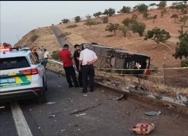 Gaziantep yolunda otobüs devrildi: 19 yaralı