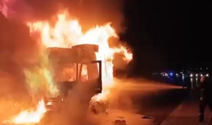 Gaziantep yolunda seyir halindeki tır alev alev yandı