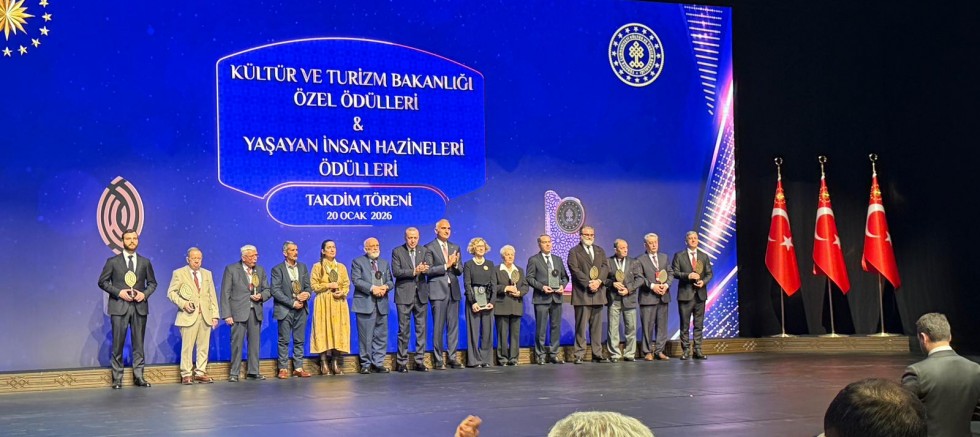 GAZİANTEPLİ SEDEFKÂR FISTIKÇI’NIN KÜLLİYE'DEKİ ÖDÜL HEYECANINA DERYA BAKBAK EŞLİK ETTİ