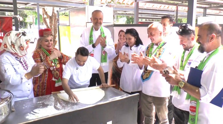 Geleceğin şefleri yemek yarışmasında hünerlerini sergiledi