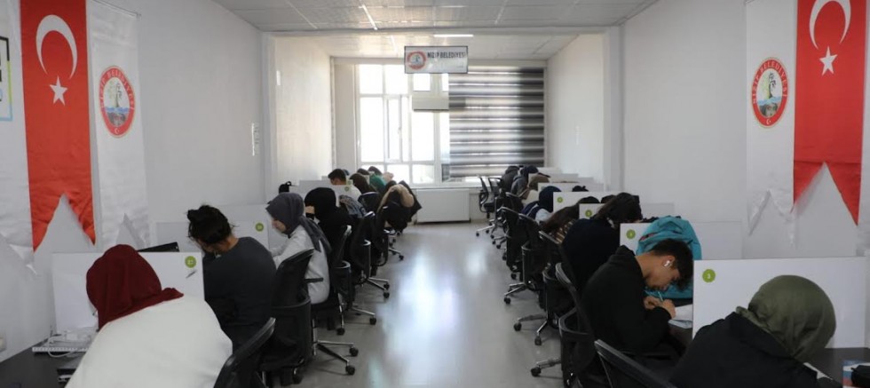 Gençler, Nizip Belediyesi Bilim Merkezi’nde sınavlara hazırlanıyor