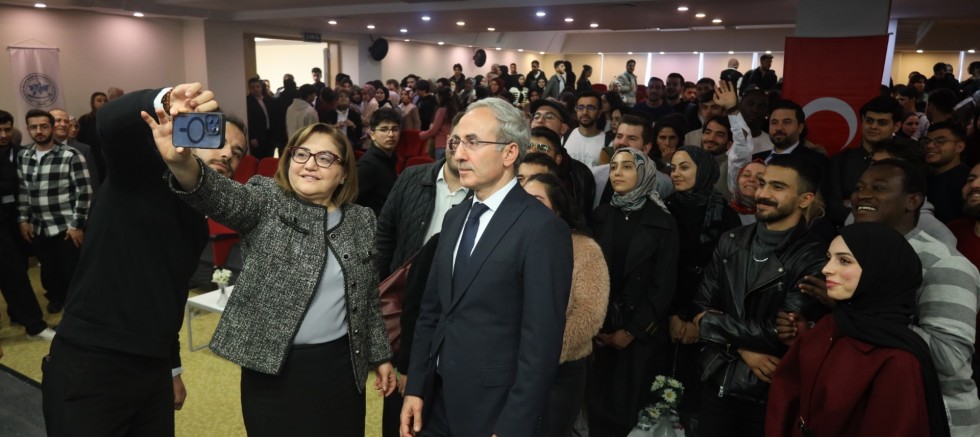 GİBTÜ Gençlik Buluşmaları’na Gençlerden Yoğun İlgi: Başkan Şahin İlk Programda Öğrencilerle Bir Araya Geldi