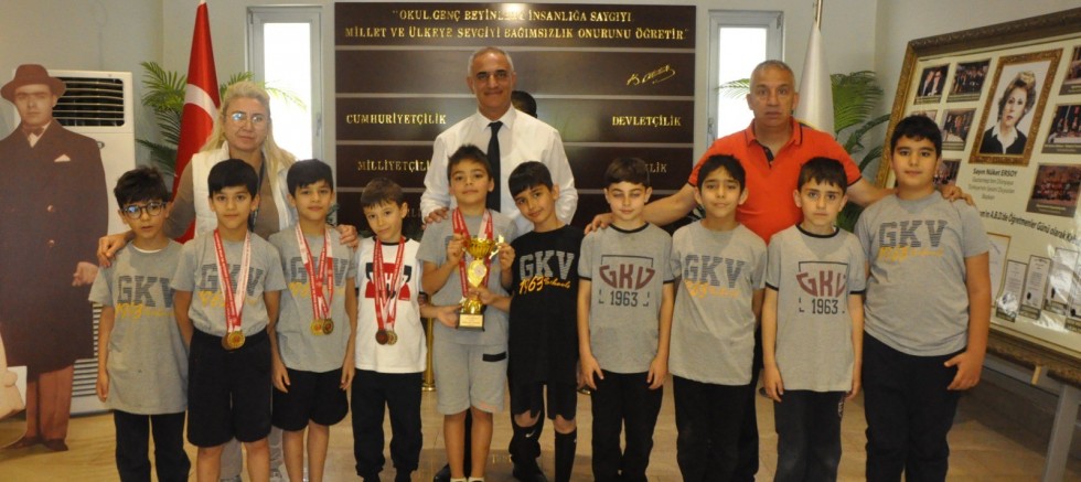 GKV’nin altın kulaçları şampiyonluk madalya ve kupalarını kaptırmadı