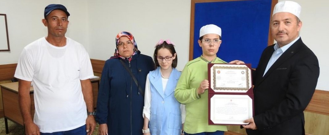 Görme engelli depremzede genç 15 ayda hafız oldu