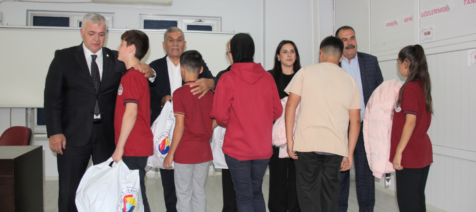 GTB VE TOBB İŞ BİRLİĞİYLE 14 OKULDA ÖĞRENCİLERE KIŞLIK KABAN DESTEĞİ