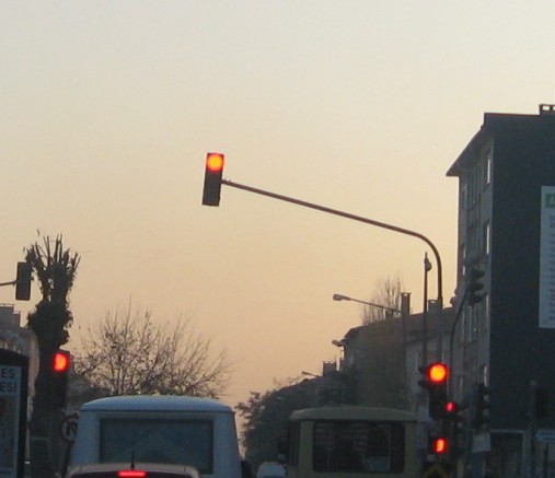 Güneş Mahallesi’nde Trafik Lambası Yokluğu Kazalara Davetiye Çıkarıyor