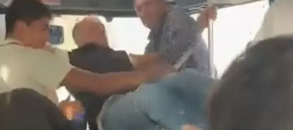 Halk otobüsü şoförü ile yolcunun tekme tokat kavgası