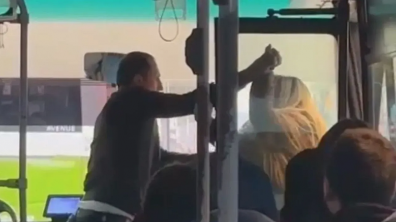 Halk otobüsü şoförü ve kadın yolcu tekme tokat kavga etti