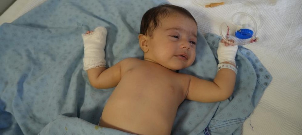 Hemşirenin Hatası Küçük Bebeğe Ağır Bedel Ödetti: Serum Çıkarılırken Parmağı Kesildi