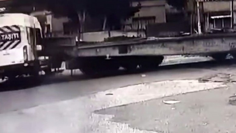 Hemzemin geçitte öğrenci servisine tren çarptı: O anlar kamerada